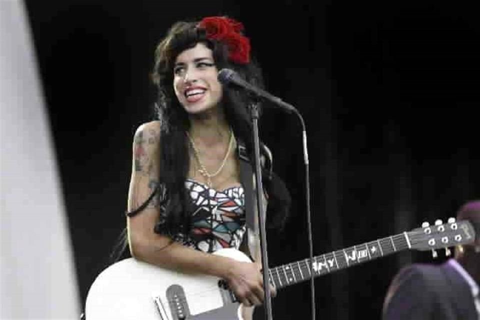 Más de 800 pertenencias de la fallecida cantante Amy Winehouse serán subastados con la que se pretende recaudar 2 millones de dólares.