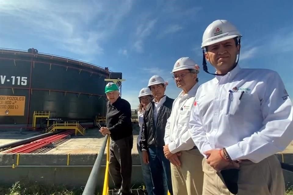 El Presidente estuvo acompañado por la Secretaria de Energía y por el director de Pemex.