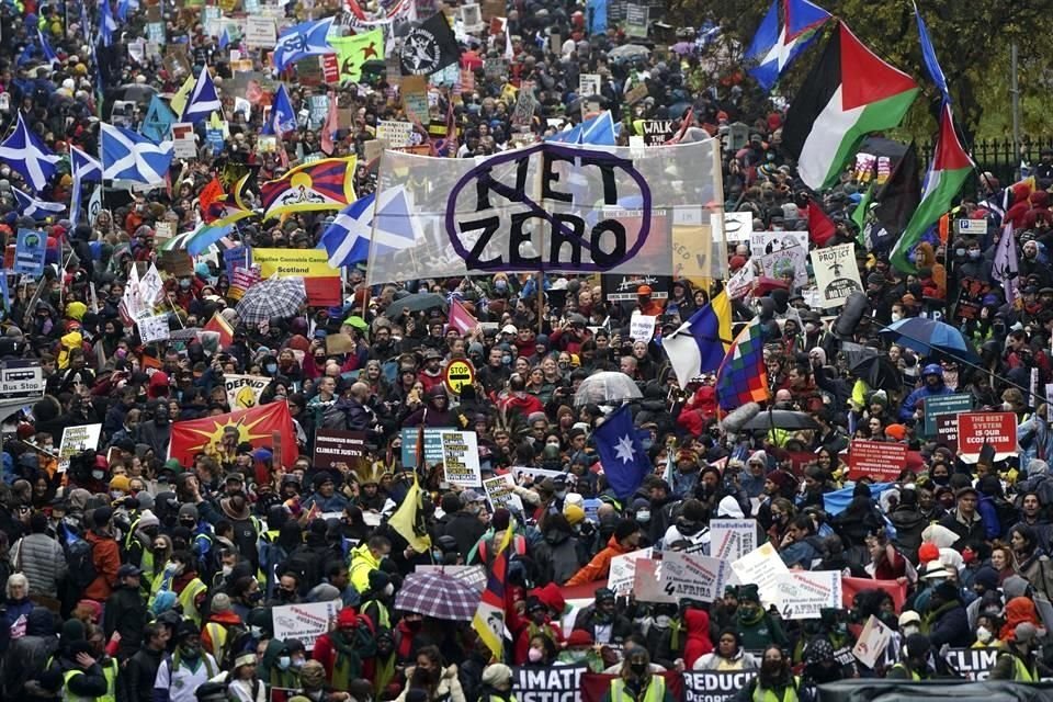 Una multitud se reunió en medio de la lluvia de Glasgow para pedir acciones climáticas a la COP26.