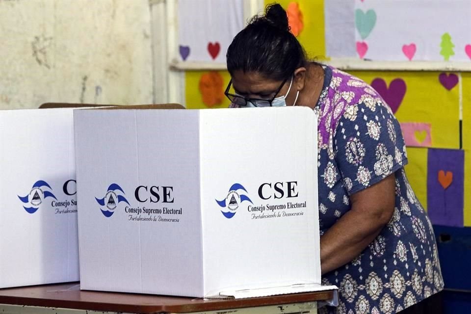 Una mujer prepara su voto en una de las casillas electorales del país.