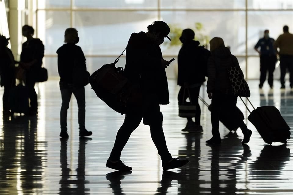 Viajeros buscarán reencontrarse con sus familiares y amigos luego de que EU levante las restricciones a los viajes.