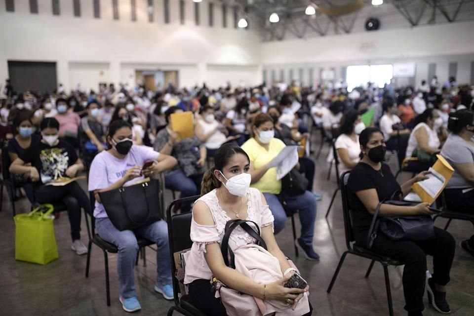 Trabajadores de la educación de México son vacunados contra el Covid-19 con CanSino en abril pasado, en Boca del Río, Veracruz.