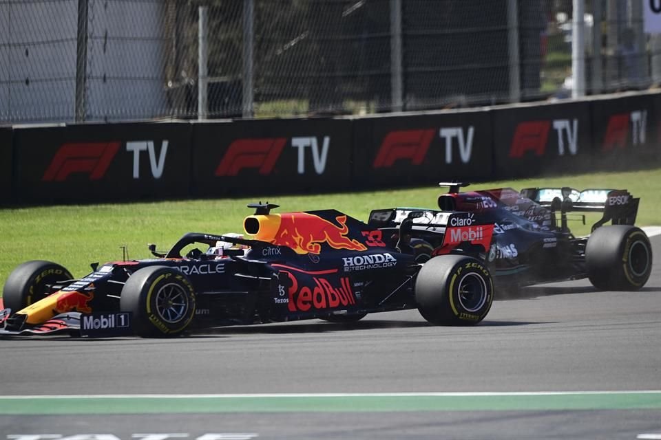 El momento exacto en que Verstappen rebasó a Hamilton en la primera vuelta, aguantando al máximo la frenada.