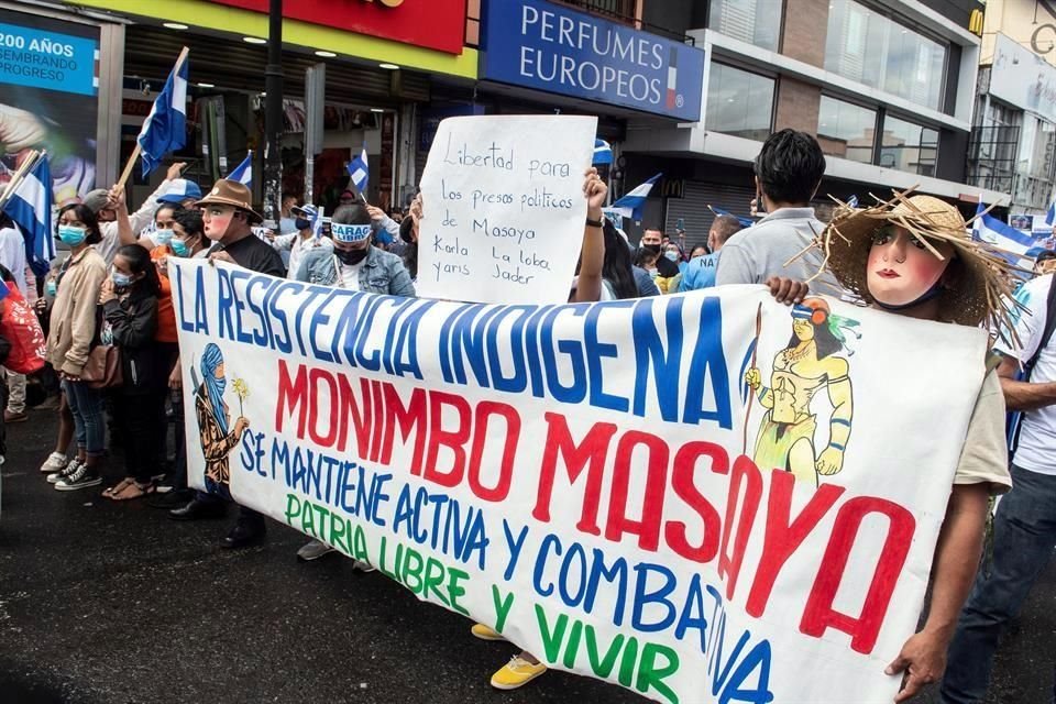 Nicaragüenses exiliados en Costa Rica protestan contra las elecciones en que el presidente Daniel Ortega busca reelegirse.