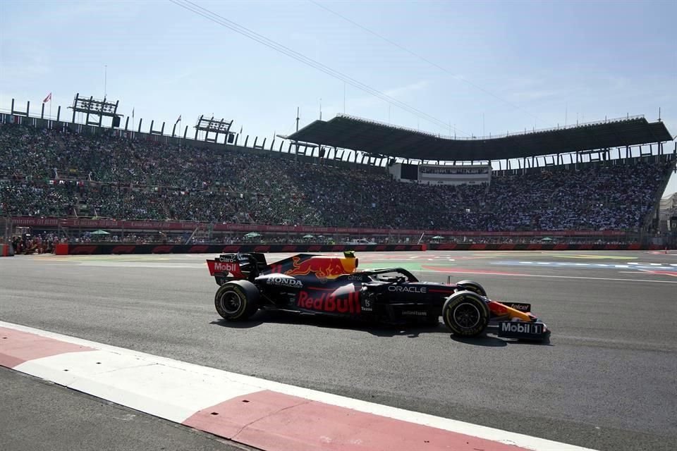 El piloto mexicano de Red Bull logró en México su tercer podio de manera consecutiva.