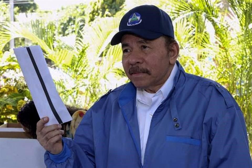 Daniel Ortega al emitir su voto en Managua.