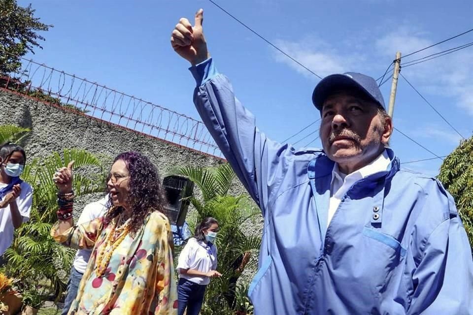 Daniel Ortega y su esposa y Vicepresidenta Rosario Murillo después de votar en Managua.