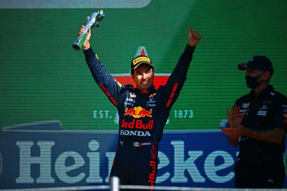 La celebración en el podio para Pérez.