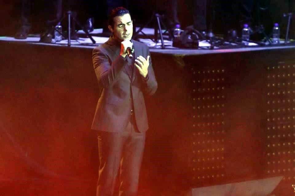 La cantante Lupita D'Alessio reunió la noche del sábado a 10 mil 100 fans en la Arena Ciudad de México, donde grabó un DVD de su espectáculo. Ernesto (en foto), su hijo, la acompañó en escena.