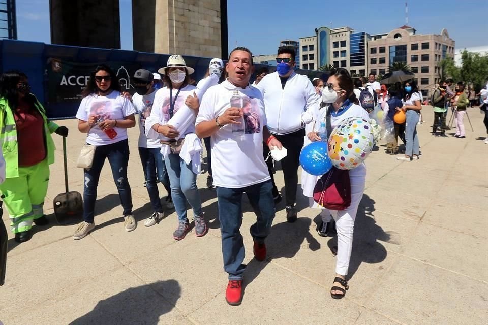 Poco más de un centenar de personas, lideradas por el papá del actor (al centro), marcharon este domingo en la Ciudad de México para pedir justicia por la muerte de Octavio Ocaña.