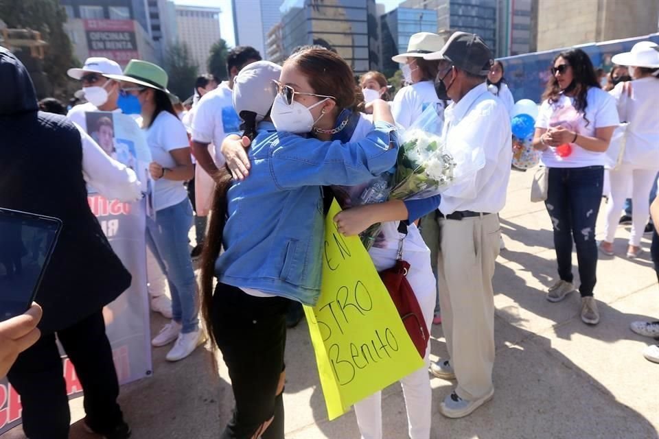 Poco más de un centenar de personas marcharon este domingo en la Ciudad de México para pedir justicia por la muerte de Octavio Ocaña.