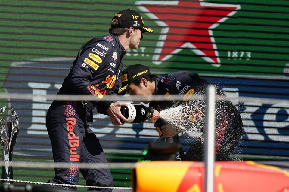 Max y Checo celebraron la victoria de su escudería.