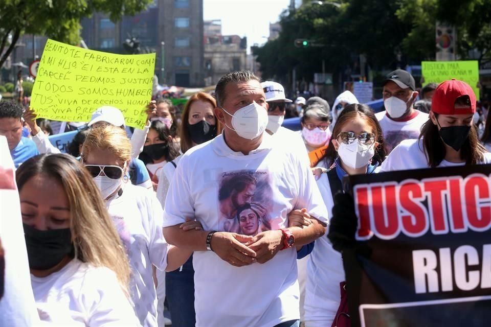 Poco más de un centenar de personas marcharon este domingo en la Ciudad de México para pedir justicia por la muerte de Octavio Ocaña.