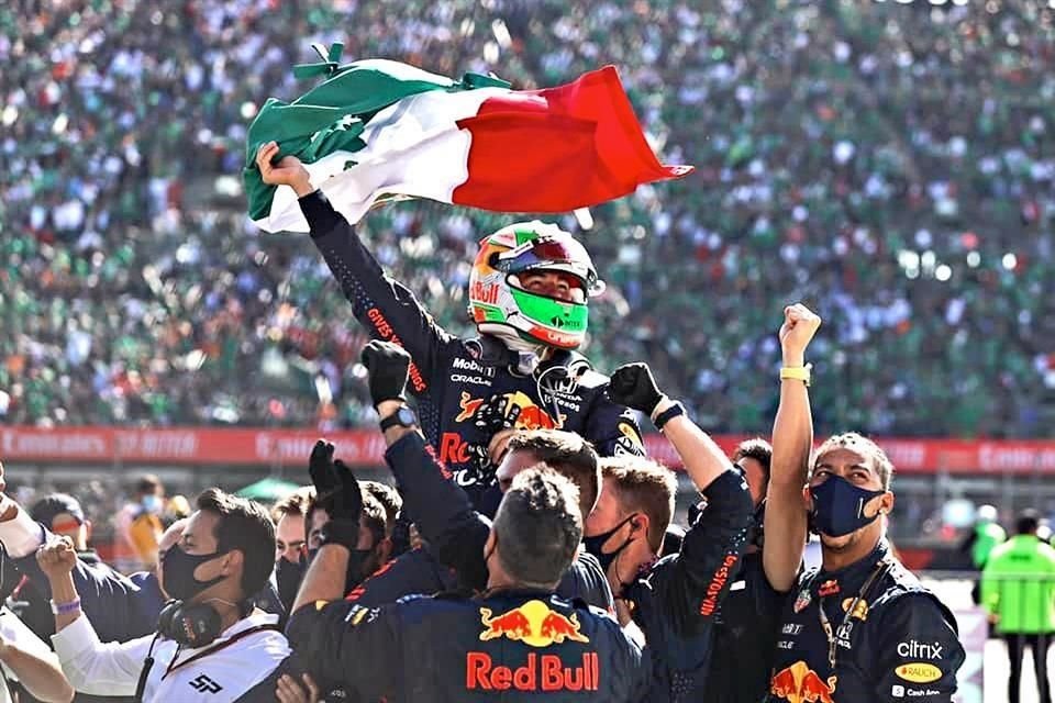 'Checo' Pérez culminó tercero ayer en la edición de 2021 del GP de la #CDMX, en un abarrotado Autódromo Hermanos Rodríguez en el que se rompió récord de asistencia con 138 mil 257 espectadores.