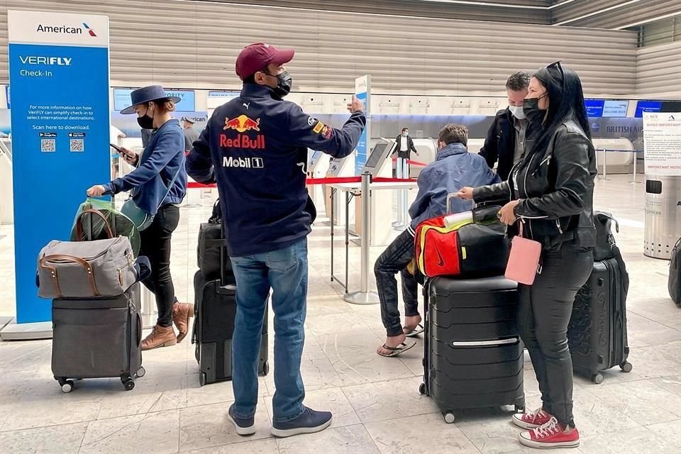 Durante la mañana era frecuente ver a pasajeros en el AICM con chamarras y gorras de 'Checo' Pérez, o con otros motivos de la Fórmula 1.