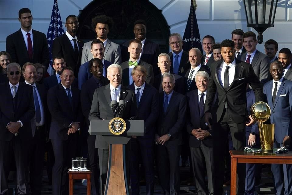El presidente Joe Biden recibió en la Casa Blanca a los campeones de la NBA.