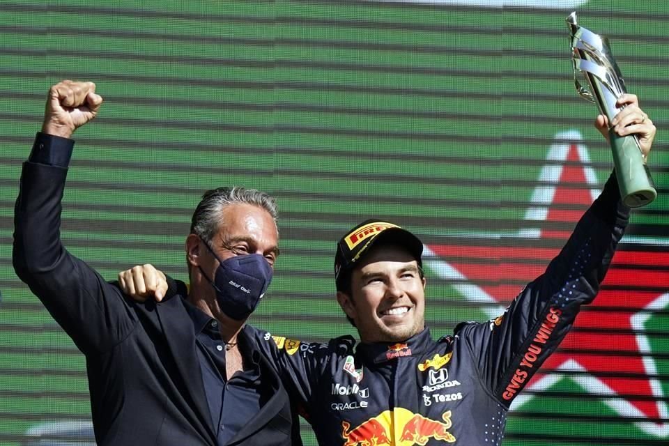 Carlos Slim Domit celebró junto a Checo Pérez el tercer lugar en el GP de la CDMX.