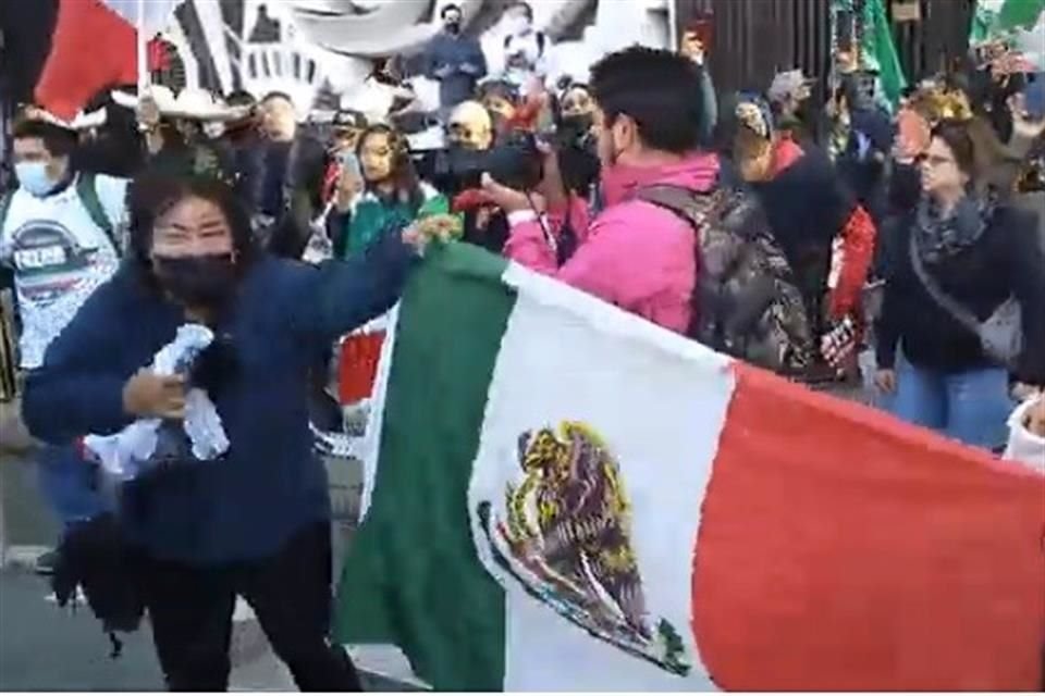 Cuando el vehículo del Presidente se puso en marcha, sus seguidores caminaron hacia la sede de la ONU y arremetieron con gritos contra los de Frena.