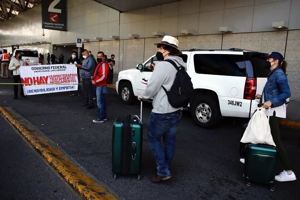 Viajeros afectados por la protesta.