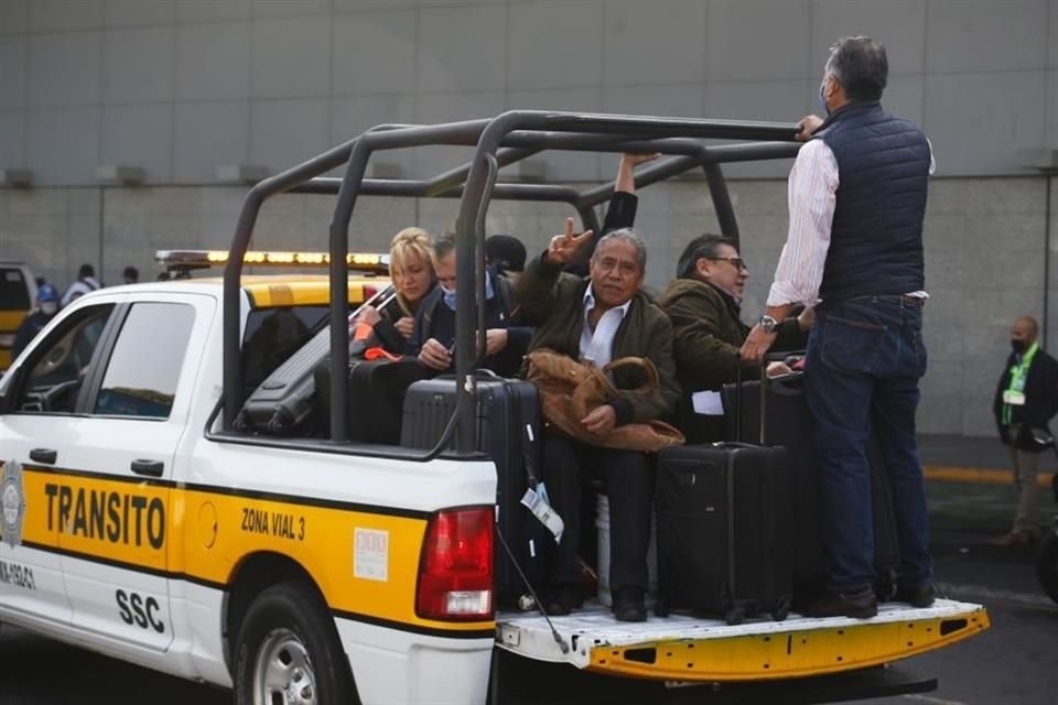 Patrullas del área de Tránsito de la Ciudad de México y unidades de transporte del AICM ayudan a los viajeros a llegar a la central aeroportuaria.