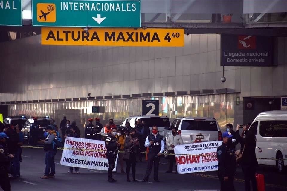 A lo largo de Avenida Capitán Carlos León, cerca de 10 familiares de pacientes oncológicos extendieron pancartas y una cinta amarilla para evitar el paso de vehículos.