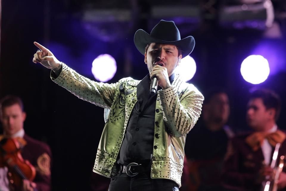 Christian Nodal afirmó que obtuvo un documento de parte de una jueza que no permite el veto que Universal Music Group intentó poner en su contra.