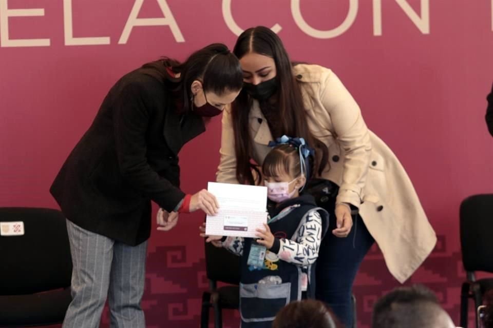 En su evento realizado esta mañana en El jardín de niños, Juan Bautista de La Salle, en Iztacalco, Sheinbaum enlistó los beneficios que se obtendrán con el plástico a partir de diciembre.