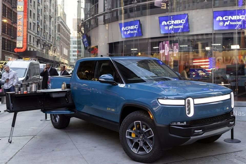 La camioneta elétrica R1T de Rivian en Times Square, celebrando el debut bursátil de la empresa.