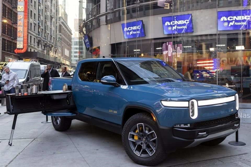 La camioneta elétrica R1T de Rivian en Times Square, celebrando el debut bursátil de la empresa.