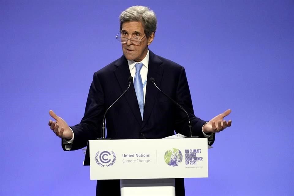 John Kerry, el enviado especial para el clima de EU, da un mensaje en la COP26.