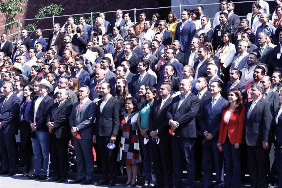 Alcaldes posan con los dirigentes nacionales de PAN, PRI y PRD en San Lázaro.