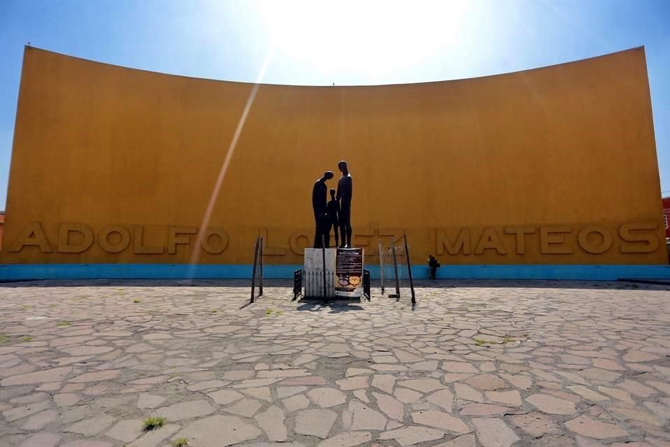 El Muro Amarillo fue creado por Goeritz en 1964. La obra está incluida en la Relación de Inmuebles con Valor Artístico del INBA.