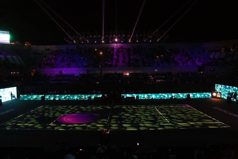 A las prisas, pero la afición tapatía llega al Estadio AKRON de Tenis para la inauguración y el partido estelar.