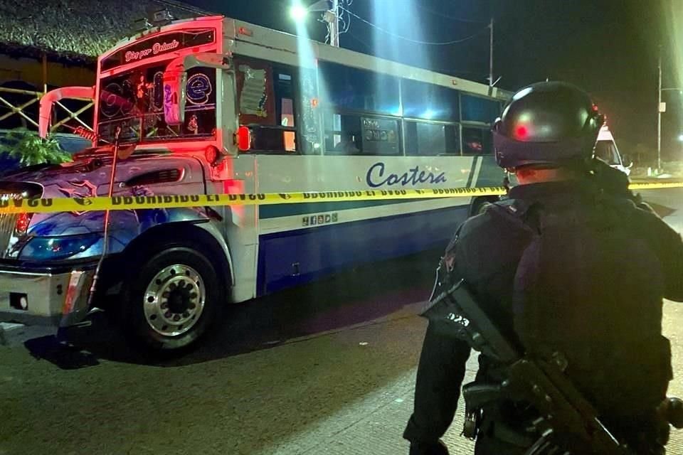 Un chofer de autobús fue asesinado a balazos y un pasajero originario de Costa de Marfil resultó herido de bala en la Costera Miguel Alemán, en Acapulco.