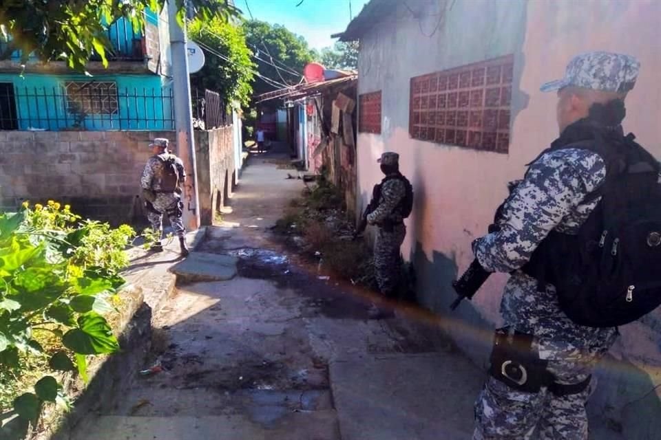 Los militares y policias realizaban operativos y vigilancia en las calles del país.