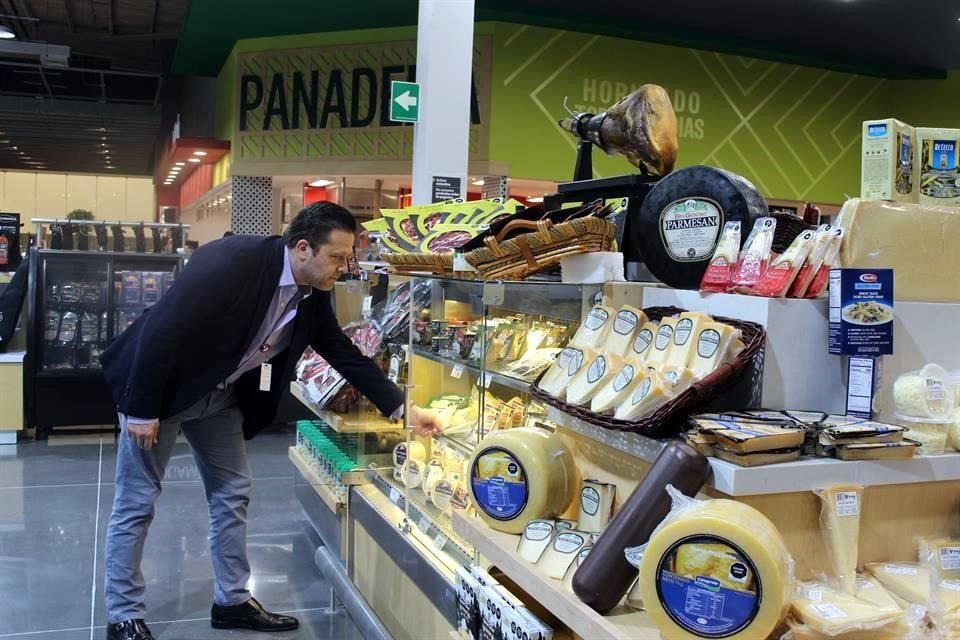 Eduardo Fuentes, director de Operaciones de Soriana Hiper, supervisando la tienda un día antes de la apertura.