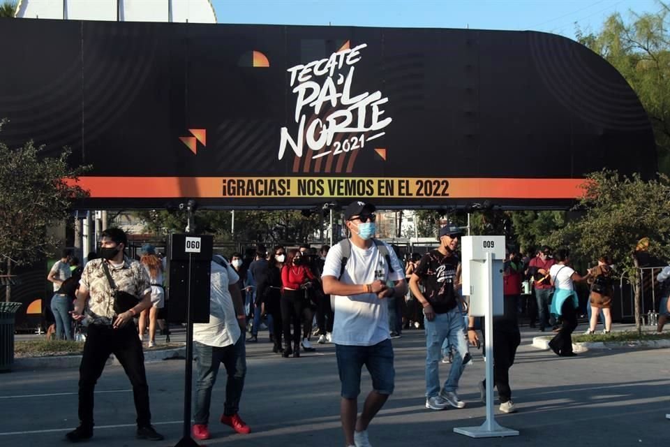 Y la espera terminó. Miles de fanáticos se dieron cita en el Parque Fundidora para disfrutar de sus artistas favoritos en el arranque del Festival Pa'l Norte, que se pospuso 20 meses por la pandemia.