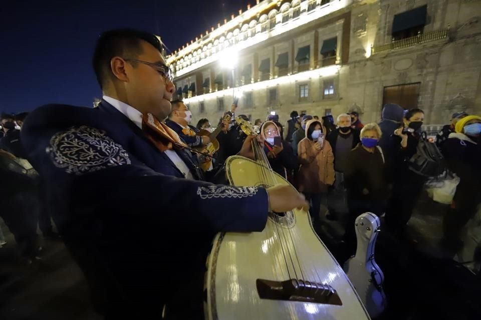 Seguidores del Presidente López Obrador le adelantaron las felicitaciones por su cumpleaños con un mariachi afuera de Palacio Nacional.