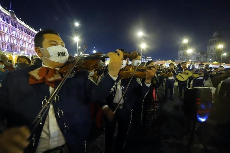 Seguidores del Presidente López Obrador le adelantaron las felicitaciones por su cumpleaños con un mariachi afuera de Palacio Nacional.