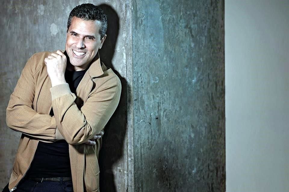 Estrena Marco Antonio Regil programa que premia a héroes de la comunidad hispana.