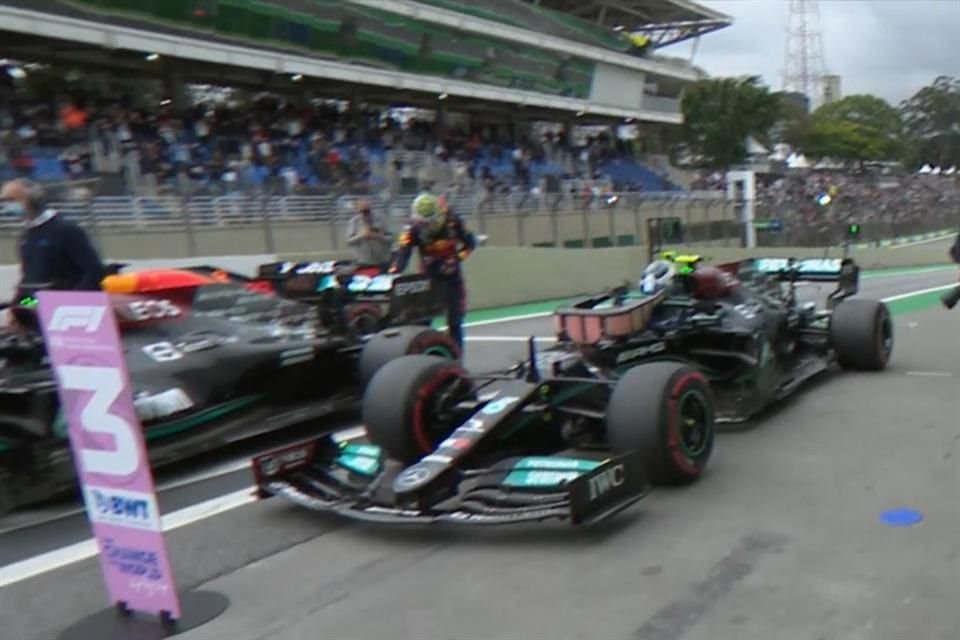 Verstappen se acercó al auto de Hamilton para checar su alerón.