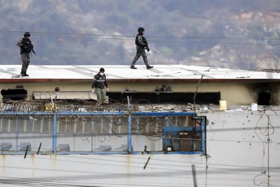 Fuerzas de seguridad vigilan la prisión Litoral en Guayaquil.