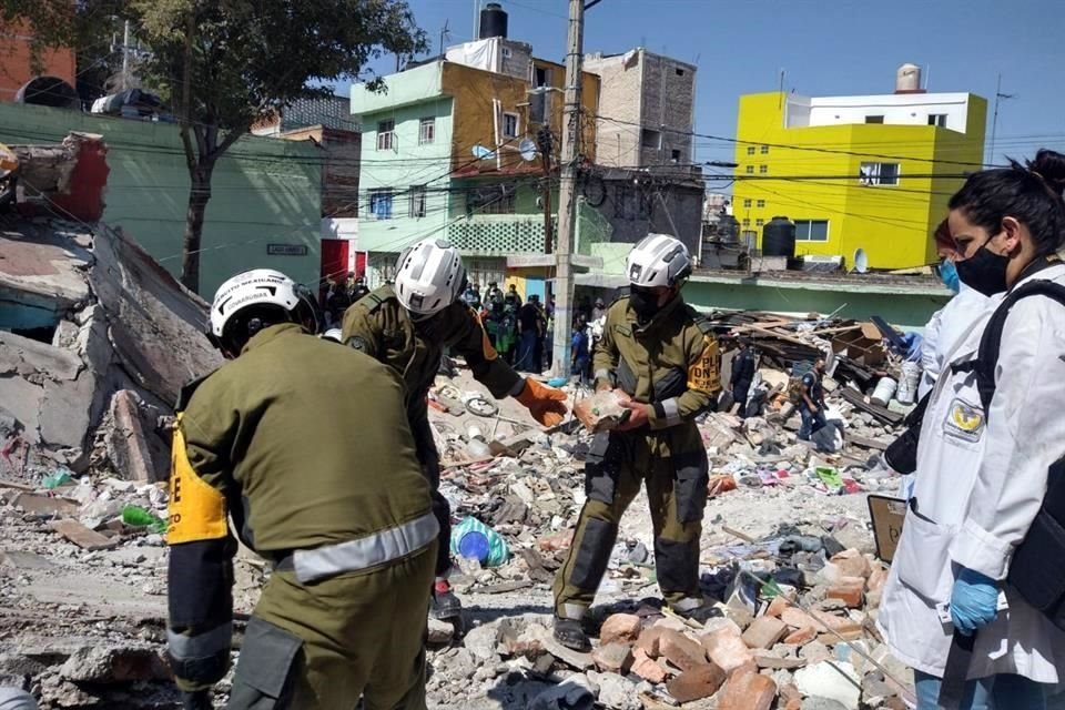 Los soldados tienen la tarea de evaluar daños, realizar un reconocimiento de seguridad y evacuar a 100 personas hacia áreas seguras, tras explosión por acumulación de gas LP en la Miguel Hidalgo.