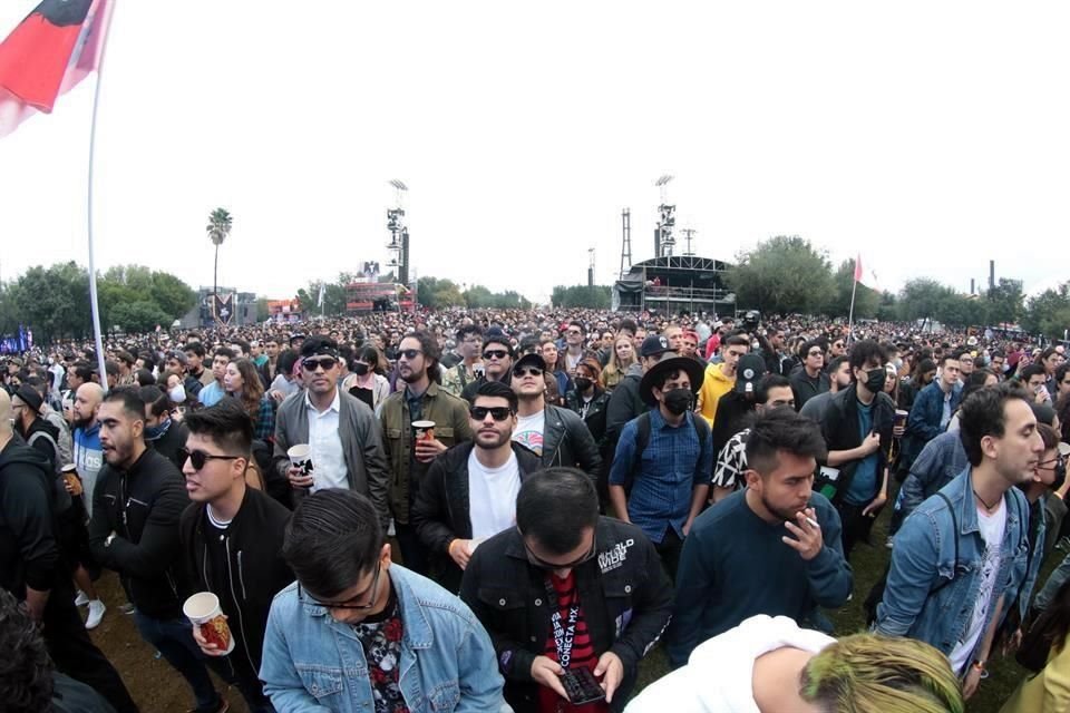 El público comienza a hacer presencia en los escenarios del festival.