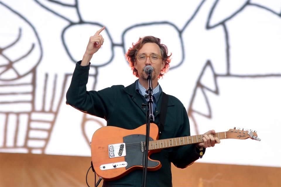 Erlend Øye agradeció en español luego de tocar su éxito 'Island'