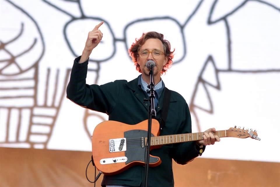 La banda alemana The Whitest Boy Alive 'calentó' el ambiente; el vocalista Erlend Øye (foto) incluso agradeció al público en español.