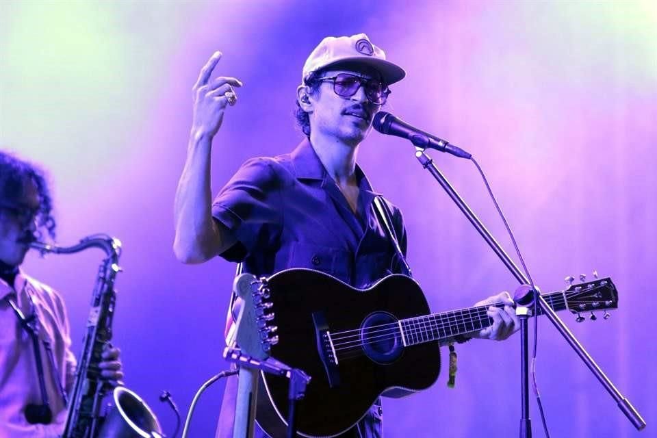 Caloncho deleitó a sus fans con sus melódicas y cálidas rolas.