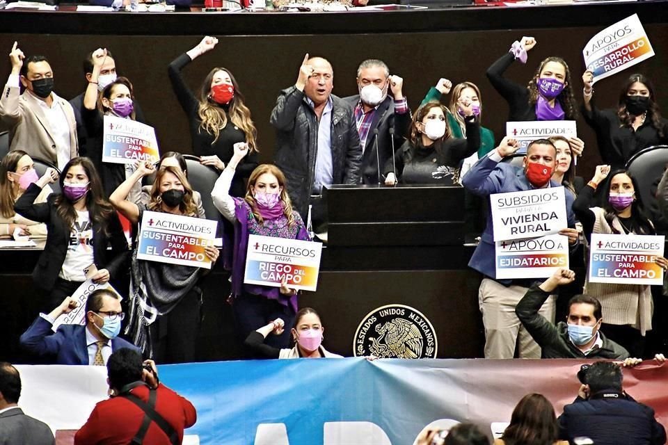 El coordinador de los diputados del PRI, Rubén Moreira, subió a tribuna a apoyar una reserva que solicitaba más recursos para el campo mexicano.