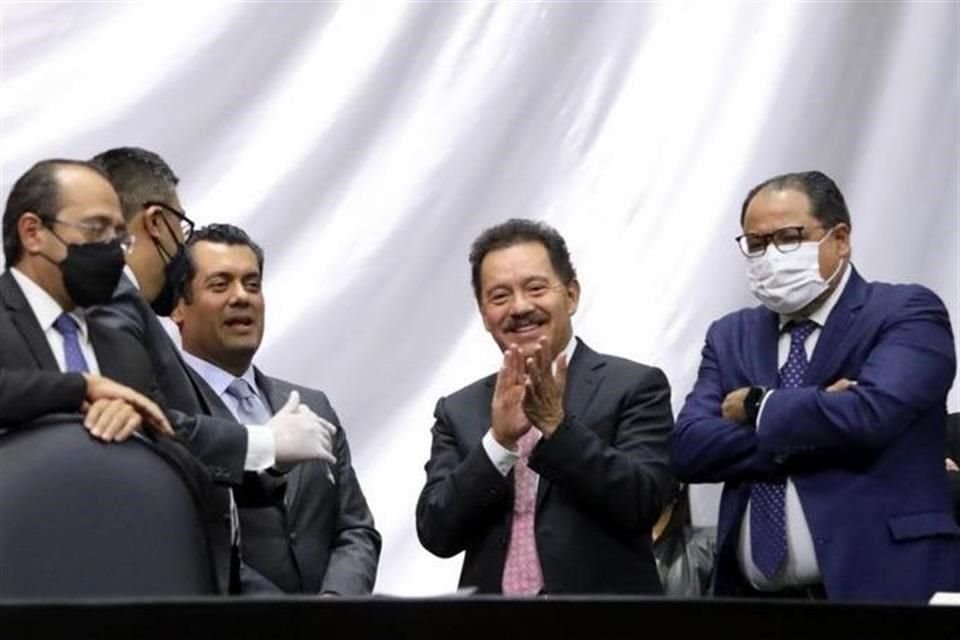 El coordinador Ignacio Mier (centro) con algunos diputados morenistas en el pleno de San Lázaro.