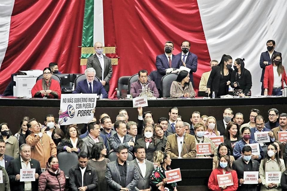 Diputados de Morena celebraron la madrugada de ayer la aprobación del Presupuesto 2022.